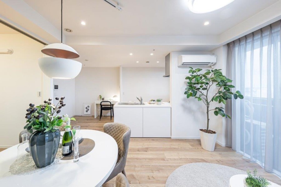 上質で洗練された印象のモダンなお部屋です。リビングには床暖房を敷設したので、寒い季節もあたたかくお過ごしいただけます。