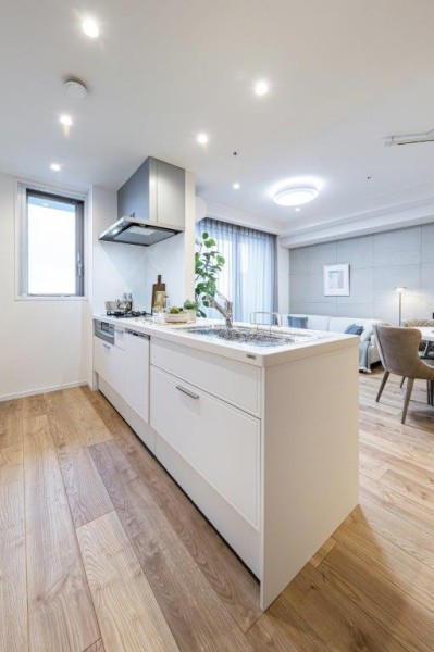 キッチン側にも窓があり、明るく作業スペースがゆったりとしたLIXIL製システムキッチンを新規設置。