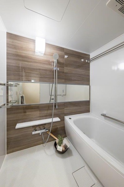 木目調のパネルがくつろぎと高級感を醸し出します。浴室をより広く見せる効果がある横長ミラーを採用。くつろぎのリラクゼーションタイムを心行くまでお楽しみいただけます。