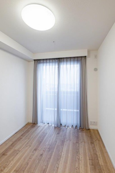 洋室1は廊下からアクセスするプライベートルーム。ウォークインクローゼットがあるので、居室部分を余すことなく使えるよう、住まう人を思った工夫が施されたお部屋です。