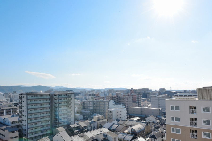 11階部分なので前面を遮る建物も無く開けた眺望が広がります。時間とともに変化していく大きな空を眺めながら日常を忘れて大きく深呼吸したくなるような眺望です。