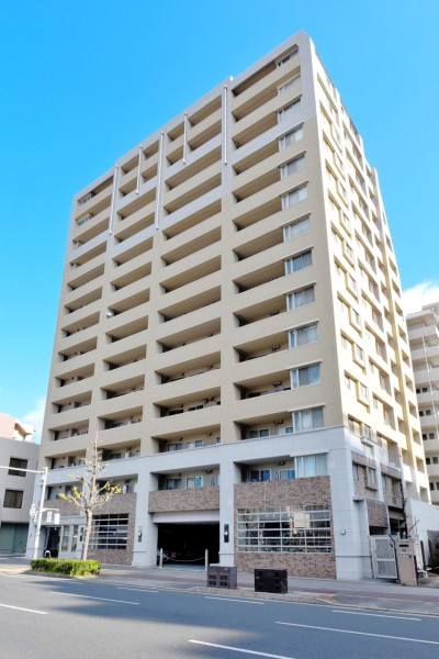 3駅3路線利用可能で交通アクセスに優れています。地下鉄二条駅前駅徒歩5分、近隣にはコンビニ、京都三条会商店街もあり日常生活も便利です。二条城も近く、京都らしさも愉しめる立地です