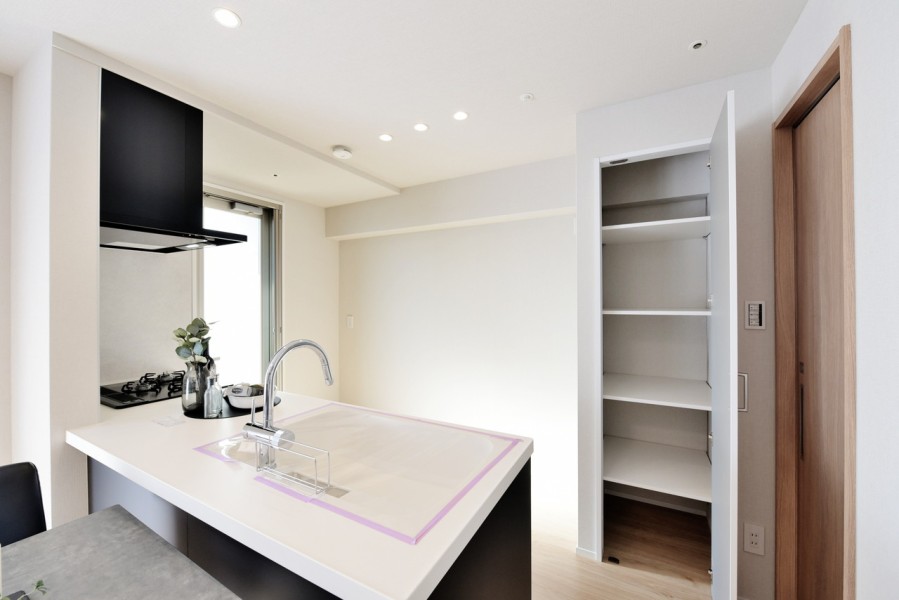 キッチン背面にはあると嬉しい備え付けの棚を設置しています。食品のストックや、調理家電、食器類などお好みの高さに調整して使用でき、使い勝手が良いです。