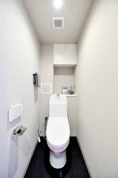 TOTO製ウォシュレット一体型のトイレ新規交換済みです。汚れがつきにくく、お掃除しやすい工夫がされており、いつも清潔に保てます。吊戸棚設置し、小物類の収納に便利です。