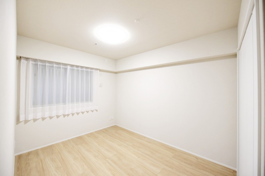 約6.4帖の広さがある洋室1です。シンプルな内装なので、インテリアやアートでお好みの空間を演出できます。静かに休息がとれ、主寝室におすすめです。