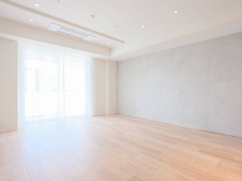 大きな窓からたっぷりの光が差し込み、開放的なリビングダイニングです。リュクスな暮らしが叶うリビングは木の温もりと上質感を味わえるお部屋です。