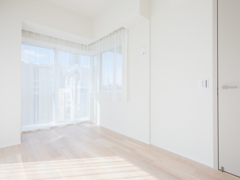 窓際にカウンターがある洋室2です。明るく穏やかな自然光が入り、のびのびとお過ごしいただけるお部屋です。