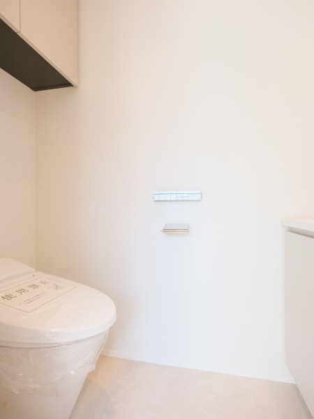 毎日使う場所だからこそ、清潔感と使いやすさを考慮したレストルーム。タンクレストイレやスティックリモコンでスタイリッシュな空間を演出します。