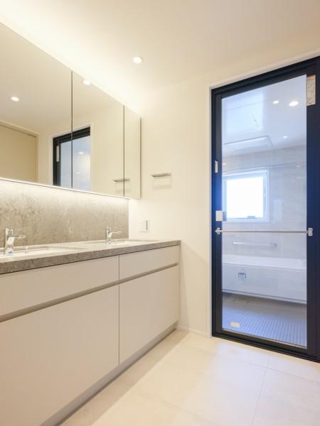 洗面台も田中工藝社製のこだわりの仕様です。使うたびに心に気品とゆとりを与えてくれるホテルライクな洗面化粧台です。豊かな洗面空間での暮らしを、毎日お楽しみいただけます。