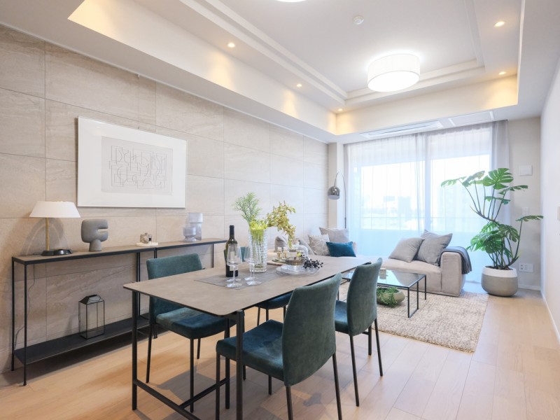 天井高約2950㎜以上の開放感のあるお部屋です。大きな窓からたっぷりの光が差し込み、開放的なリビングダイニングです。