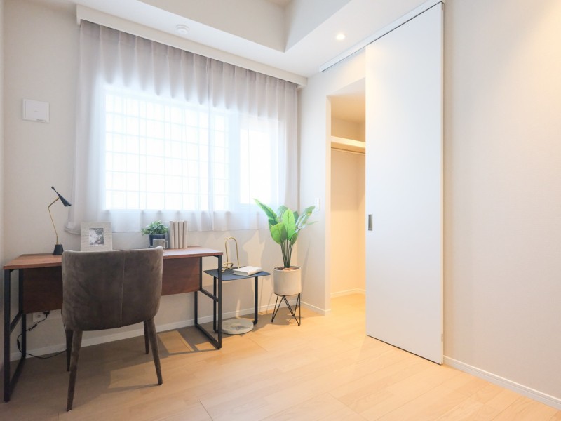 洋室２には間口の広いウォークインクローゼットがあるので、お手持ちの衣服などをたっぷり収納できそうです。