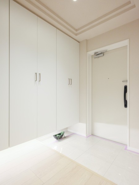 フットライトからのびる光が足元を優しく包み込む気品溢れる玄関です。天井までの高さがあるシューズボックスを備え付けたので、玄関をすっきり綺麗に保てます。