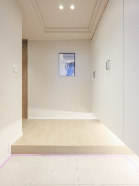 ゆとりのある廊下には収納を備え付けました。防災バッグや日用品のストックなど、たっぷり収納いただけます。