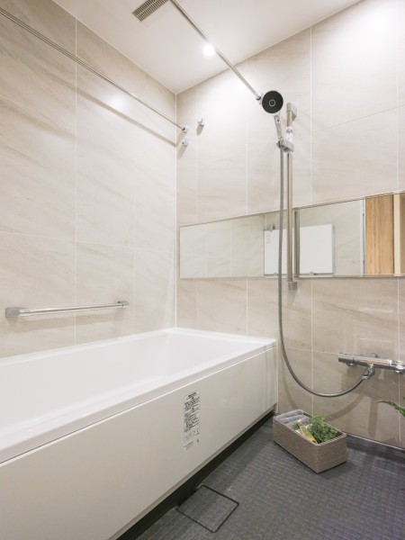 暖房・涼風・換気・乾燥機能付きで1年中快適なバスタイムをお楽しみいただけます。毎日のバスタイムを贅沢に、豊かにしてくれるバスルームです。