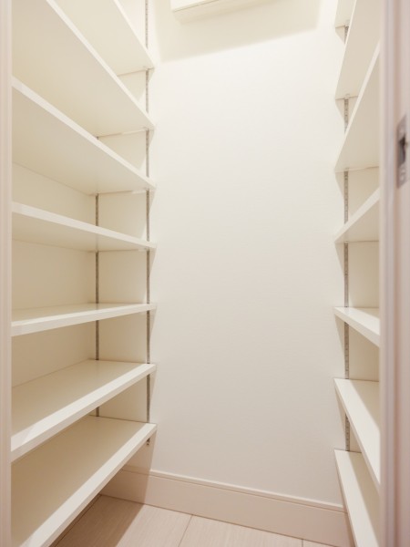 収納力豊富なSICなら、ご家族のお手持ちのシューズをきれいにしまえるので、玄関はいつもすっきり。履きたい靴もすぐに見つけられます。