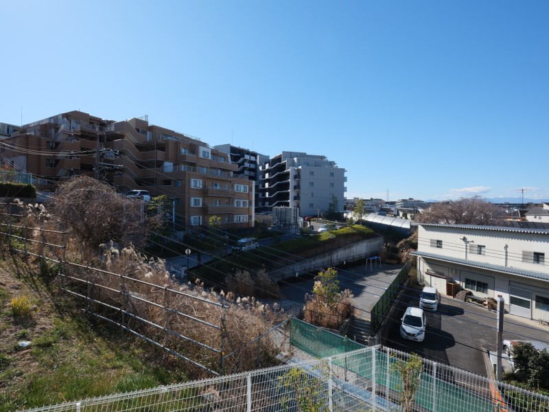 前面を遮る建物はなく、季節とともに変化していく広い空を眺めながらリフレッシュできる開放感ある眺望が広がります。