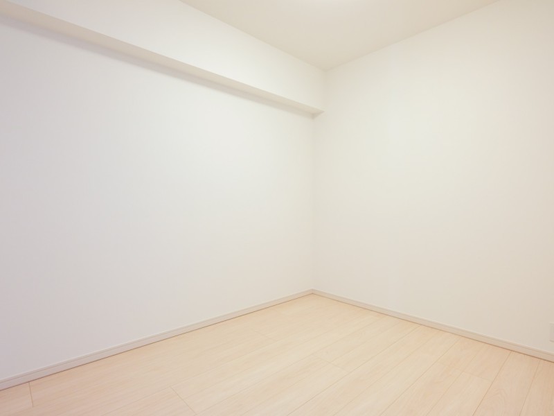 洋約4.5帖の洋室2はテレワークや読書など落ち着いた時間を過ごすのにぴったりのお部屋です。シンプルな内装に仕上げていますので、インテリアや小物でお好きなテイストに演出して頂けます。