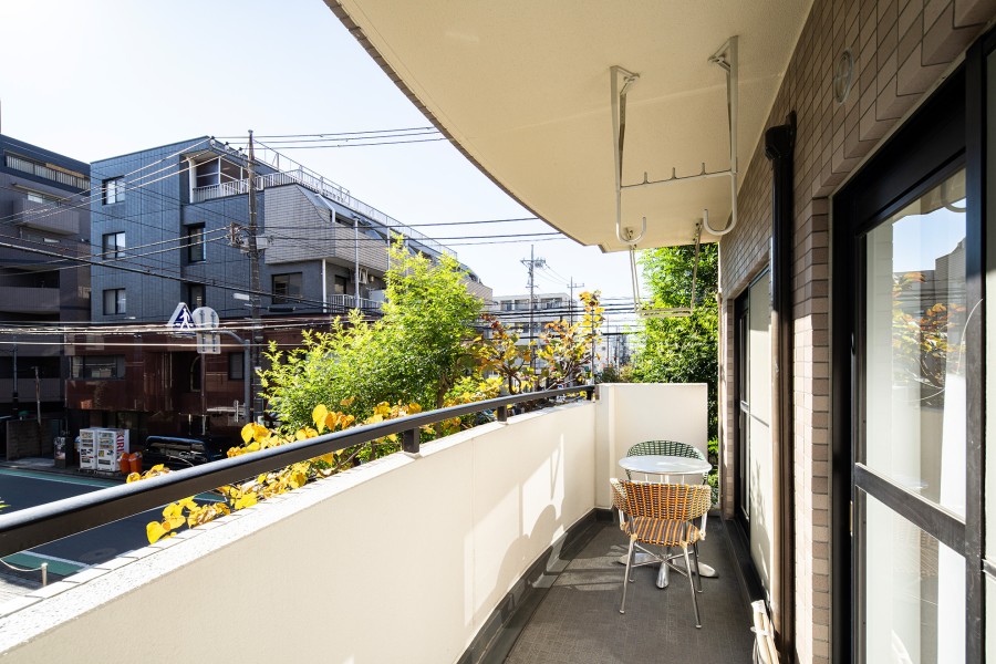 都会でありながらも豊かな緑と広々とした青空の鮮やかなコントラストが楽しめる、のびのびとした景色が広がります。