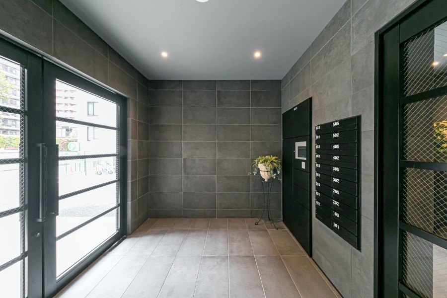 日勤の管理人さんによって整えられた玄関前です。共用部は2021年一棟リノベーション済みです。※2021年撮影