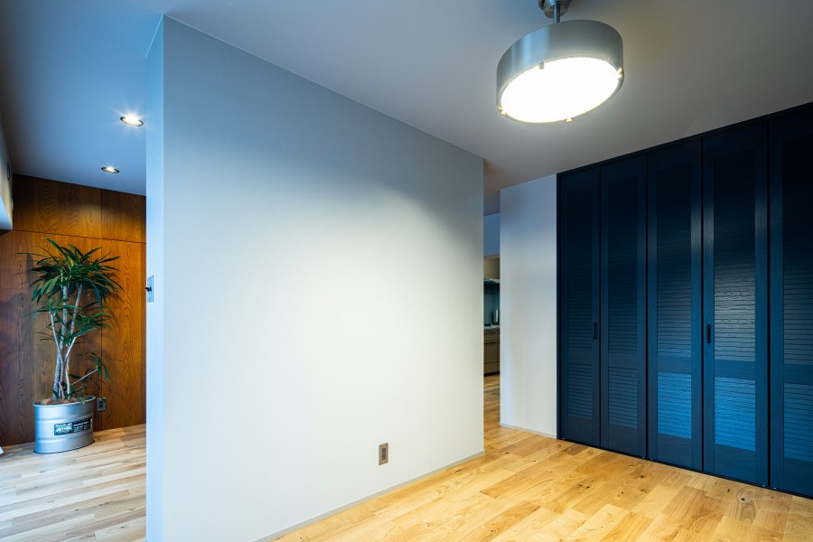 主寝室には間口の広いクローゼットがあるので、お手持ちの衣服などをたっぷり収納できそうです。