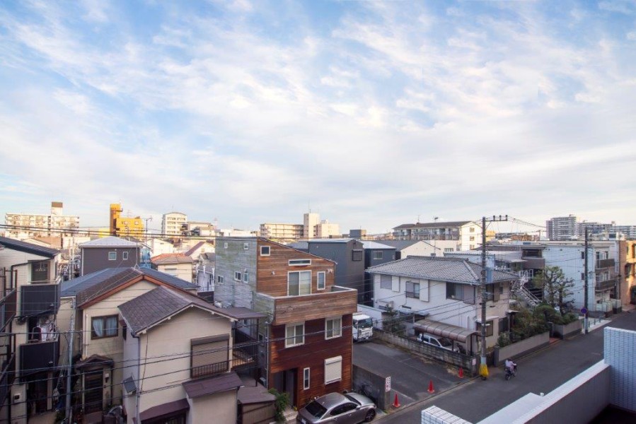 バルコニーからの眺望です。周辺には高い建物がなく、空が見渡せる見晴らしの良い眺望が広がっています