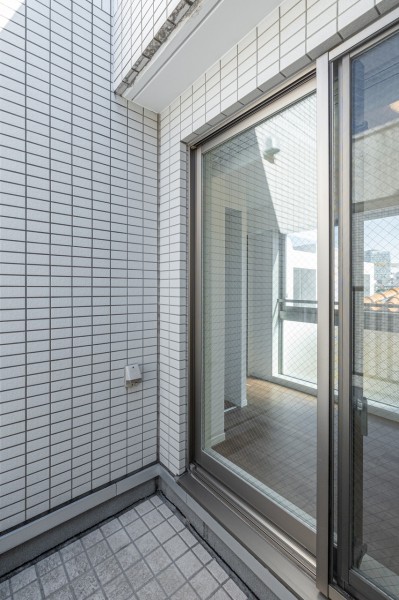 心地よい陽光を取り込み、空間をゆるやかに紡ぐバルコニーです。暮らしに大切な光と風をめいっぱい感じることができるリフレッシュスペースです。