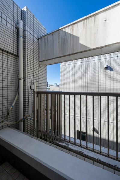 バルコニーからは、青々とした空が望め、心がほっとするような明るい自然光が差し込みます。穏やかな毎日をお過ごしいただける空間です。