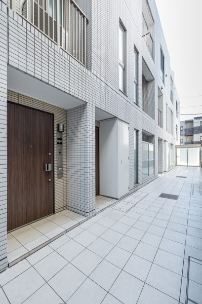 モダンで清潔感漂う共用部が、明日への活力を与えてくれるマンションです。モダンで清潔感が溢れ、安らぎに満ちた暮らしへ誘います。