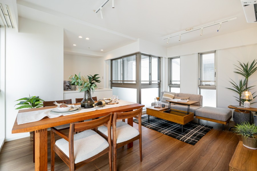 床暖房が敷設され、大切なペットも一緒に、ご家族みなさんが一年中快適にお過ごしいただけます。心地よい時間が流れるお部屋は、毎日が忙しいあなたもほっと一息つける安らぎの空間です。