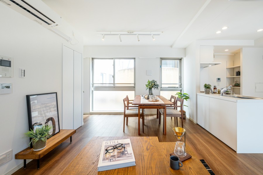 温もりを感じるフローリングやホワイトで統一された壁紙が、やわらかい雰囲気を演出してくれます。素朴さと、どんなインテリアも受け止める柔軟性が魅力です。