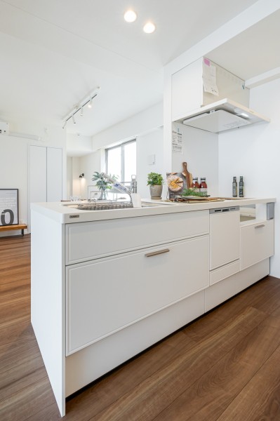開放的なオープンキッチンは、住まいと暮らしにフィットするデザイン性と機能性を兼ね備えています。清潔感漂う、お部屋に溶け込むキッチンです。