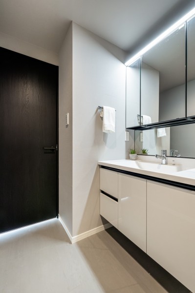 使うたびに心に気品とゆとりを与えてくれるホテルライクな洗面化粧台です。豊かな洗面空間での暮らしを、毎日お楽しみいただけます。