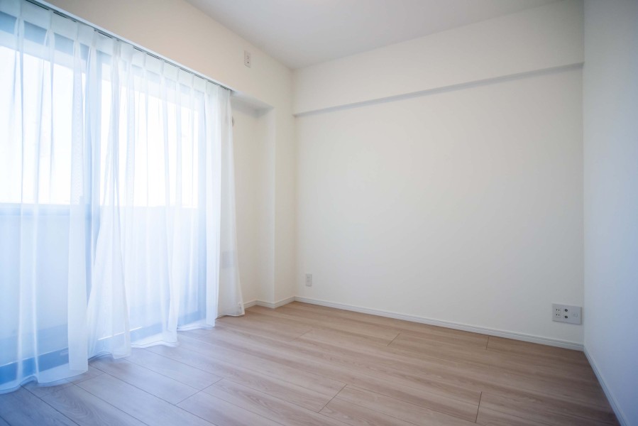 洋室1は主寝室にぴったりなゆとりあるお部屋です。穏やかな自然光が注がれ、過ぎゆく時間をのんびりと感じることができる空間です。