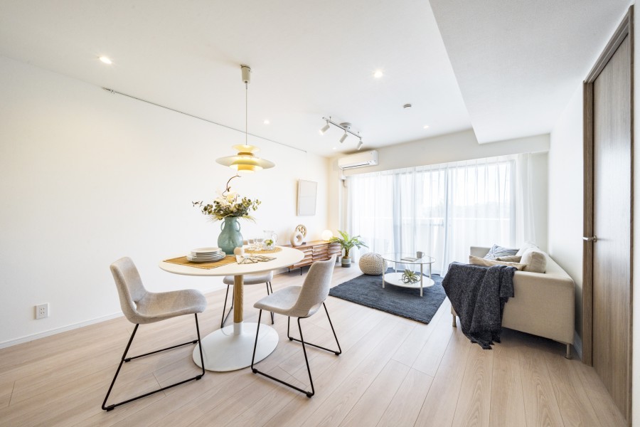 南東向きの窓から明るい自然光が差し込むリビングダイニング。暖かみのあるフローリングで、落ち着いた上質な雰囲気になります。