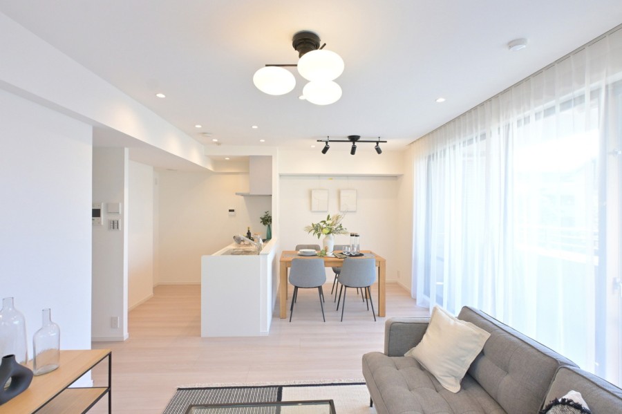 大きな窓から明るい自然光が降り注ぎ、彩り豊かな暮らしを演出します。『日常』という大切な時間を豊かに、快適にお過ごしいただける空間です。