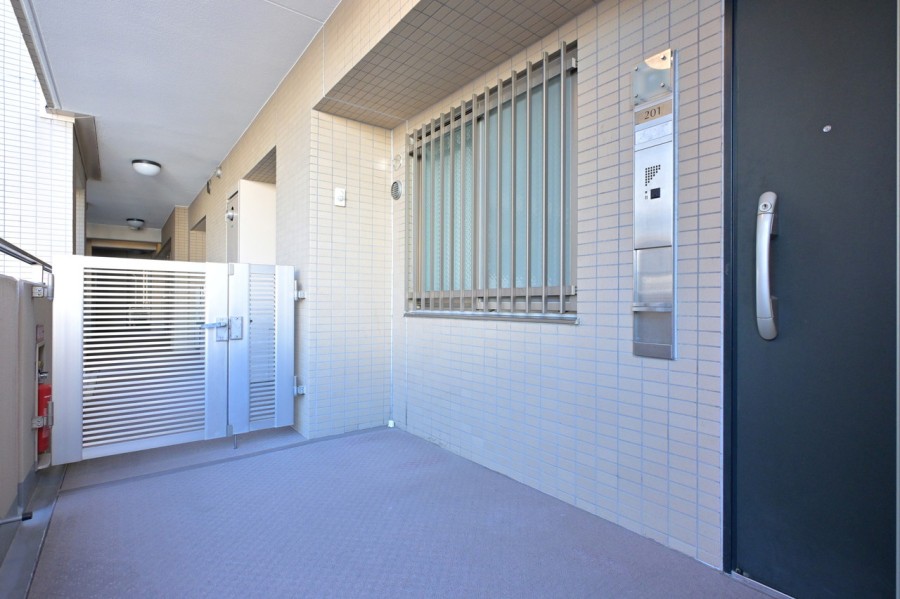 ゆったりとスペースのひらけた玄関前です。ゆとりがある空間なので、キャリーケースなど大きいお荷物の移動も快適です。