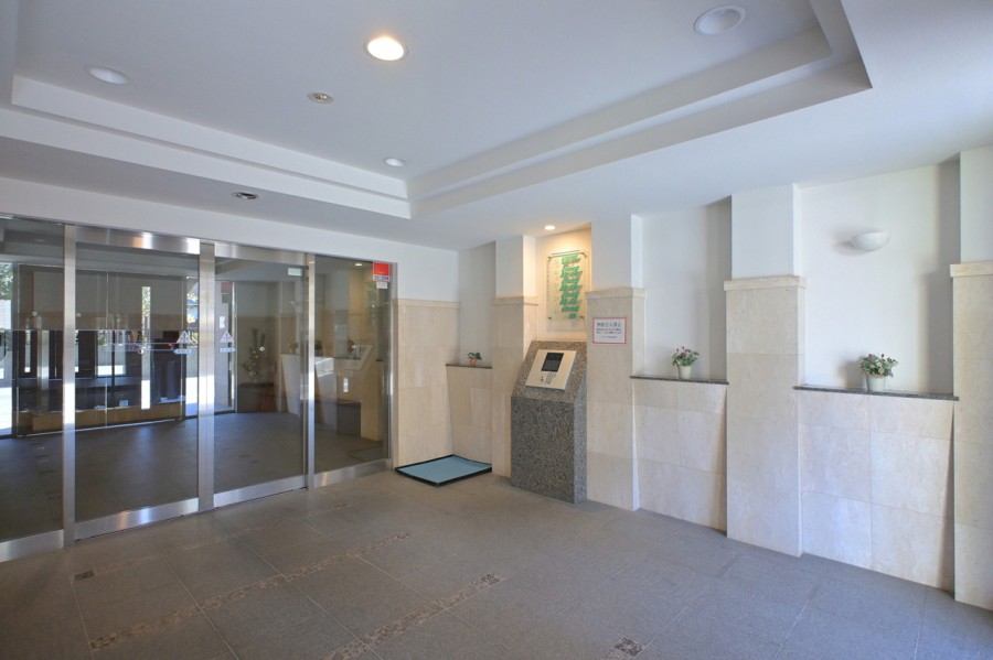 上質な居住空間へやさしく誘うエントランスロビーです。奥行きがあるエントランスは住まう人々のプライバシーを確保しています。