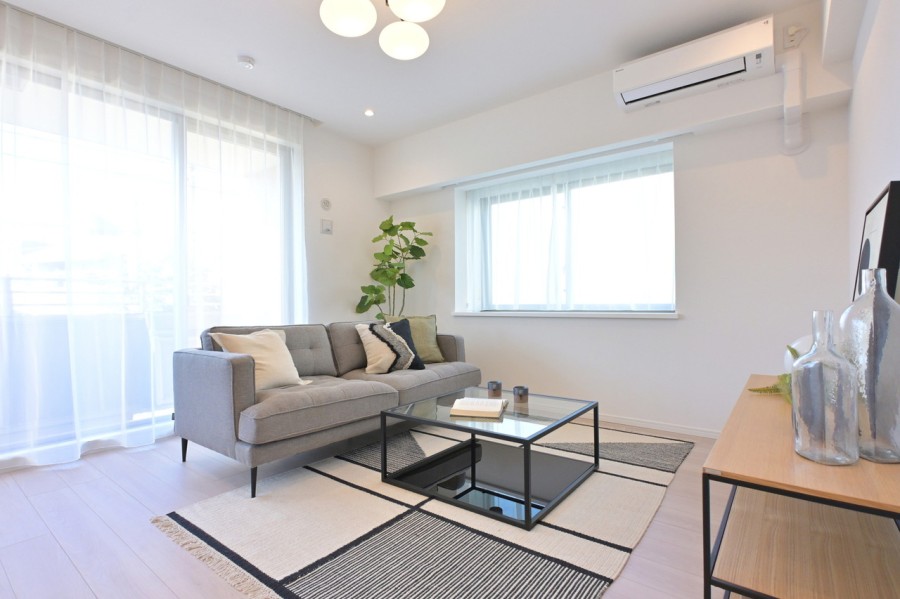 角部屋なのでとても陽当たりが良いお部屋です。柔らかな光と爽やかな風を感じることができる、のびやかな住空間です。