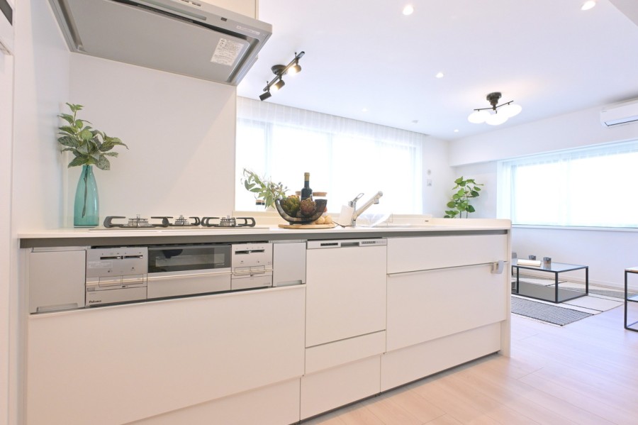 リビングにいるご家族とコミュニケーションを取りながらお料理ができる、人気のオープンキッチンです。コンロはガラストップを採用し、お手入れがしやすいです。