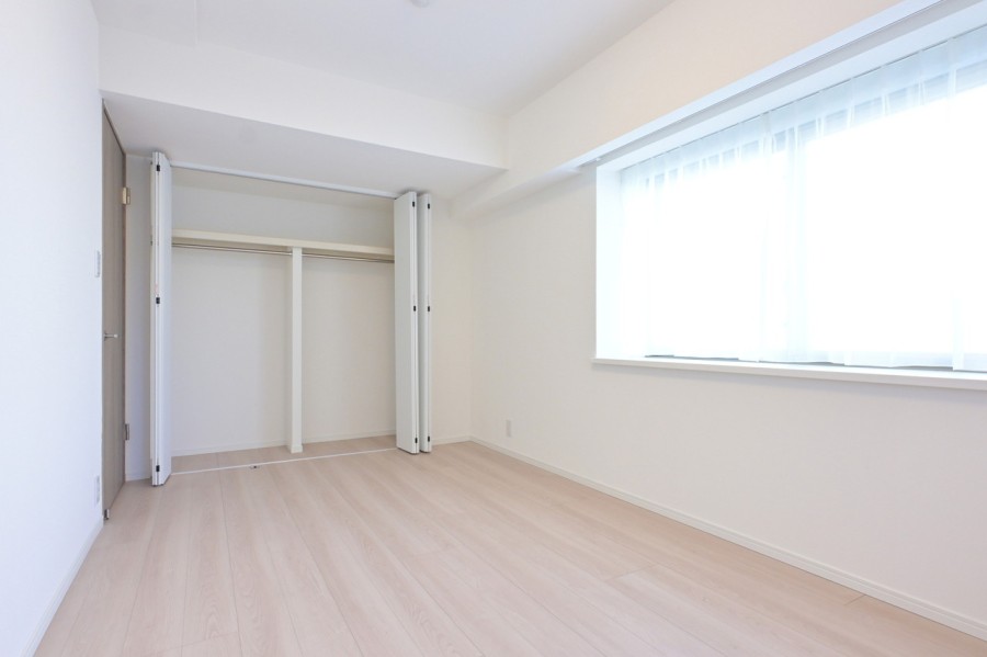 洋室1には間口の広いクローゼットを備え付けています。たっぷりと荷物を収納でき、居住空間は広くお使いいただけます。