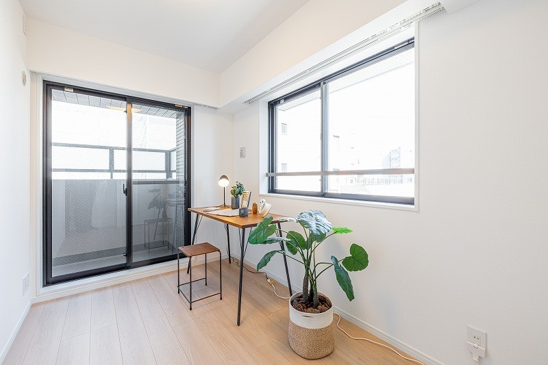 二面採光で開放的な洋室3です。勉強や読書など落ち着いて作業したいときのワークスペースにぴったりです。