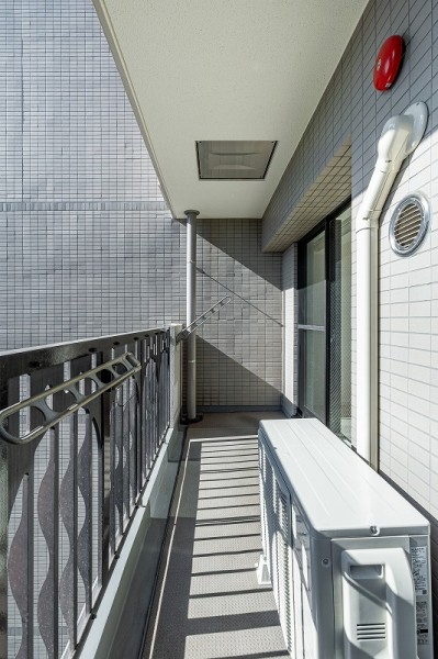 心地よい陽光を取り込み、空間をゆるやかに紡ぐバルコニーです。前方の建物とは距離があるので、晴れた日には洗濯物がしっかり乾きそうです♪