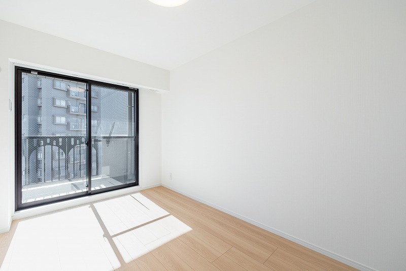 洋室1では温もりを感じるフローリングやホワイトで統一された壁紙がやわらかい雰囲気を演出してくれます。素朴さと、どんなインテリアも受け止める柔軟性が魅力です。