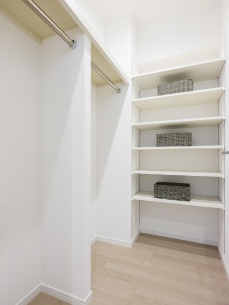 洋室1には頼もしい収納力を持つウォークインクローゼットを備え付けました。居室部分を広々とお使いいただけます。