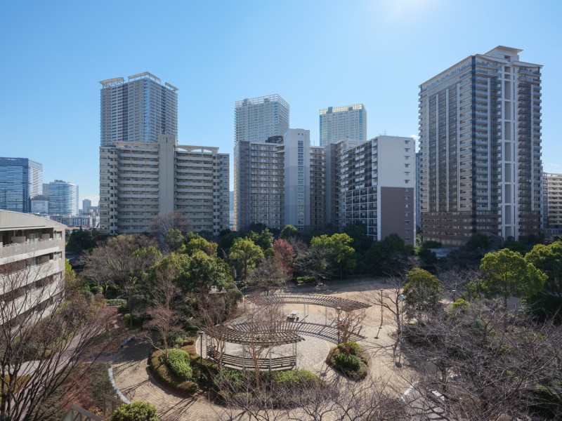 空へと繋がるスマートなビル群のシルエットに都心の刺激を間近に感じながらも、青々とした空を眺めリラックスできるバルコニーです