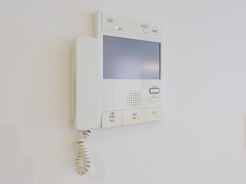◆TVモニター付インターホン◆訪ねてきた相手をモニター越しに確認でき、防犯対策に役立ちます。インターホン越しに話をすることが可能です。