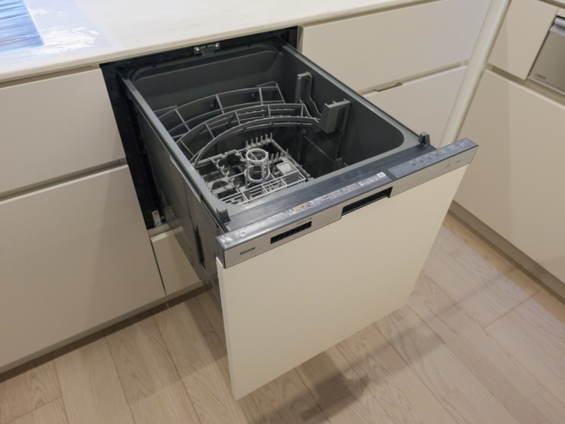 ◆食器洗浄機◆家事の時間を短縮できる優れもの。さらに節水・節約を同時に行うことができるので、大変人気があり重宝します。