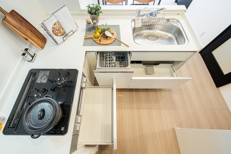 ◆食器洗浄乾燥機◆家事の時間を短縮できる優れもの。さらに節水・節約を同時に行うことができるので、大変人気があり重宝します。