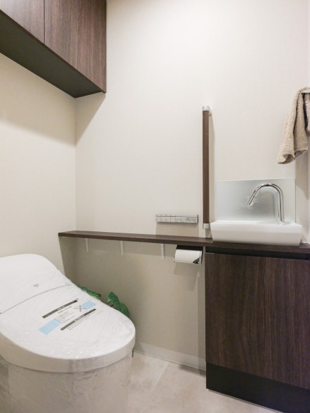 タンクレストイレやスティックリモコンでスタイリッシュな空間が醸し出されるレストルームです。毎日使う場所だからこそ、清潔感と使いやすさを考慮した空間です。