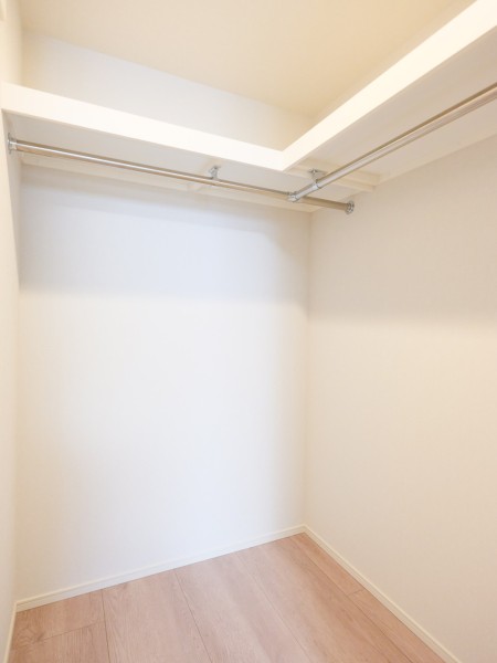 洋室1のウォークインクローゼットの様子です。かさばりやすいアウターやオフシーズンの家電など、たっぷり収納できます。